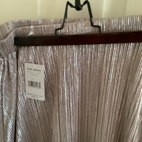 Free People  sparkly blush- coloured midi skirt.  Never worn.  Large - Picture 4 of 4